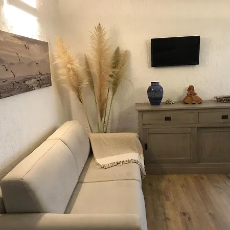 Cozy Retreat Just 150 Meters From The ゴルフォ・アランチ